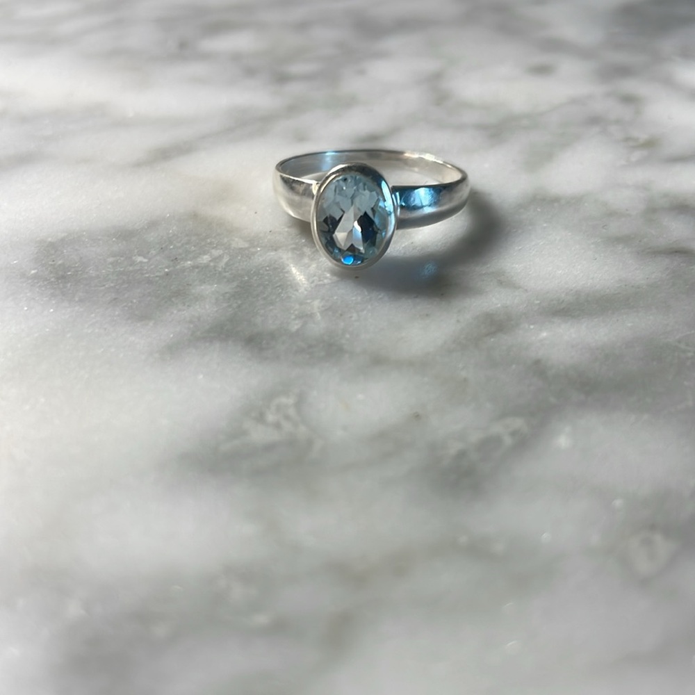 Oval blue topaz ring in 925 sterling silver size 7